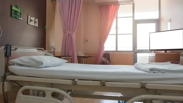黄奕女儿不读书想去韩国当练习生，颜值是硬伤